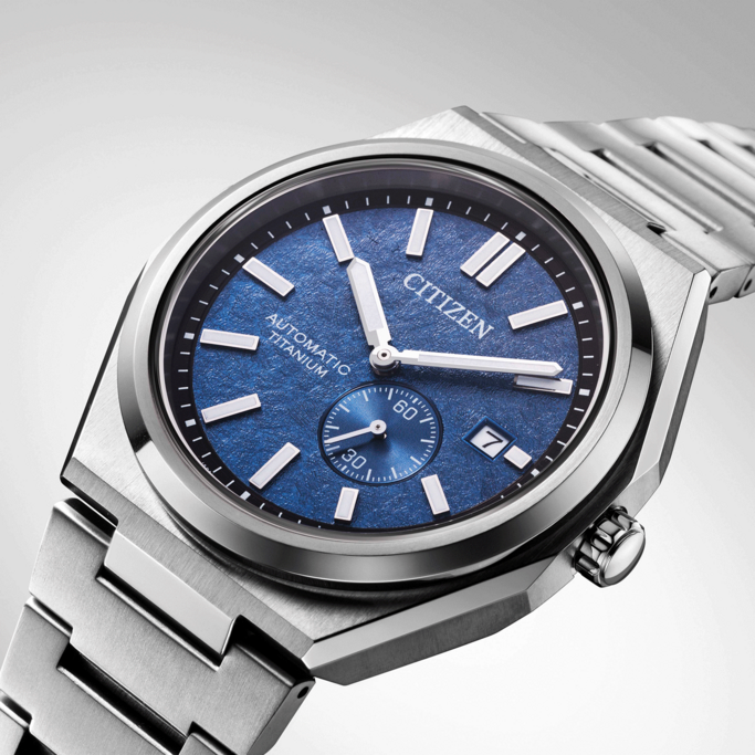 Citizen horloge met blauwe wijzerplaat en titanium band, elegant design, close-up