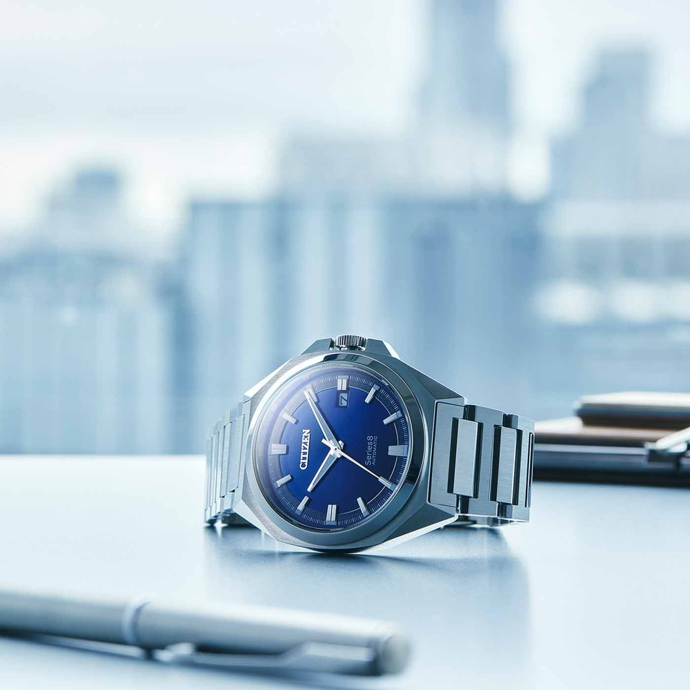 Citizen Series 8 horloge met blauwe wijzerplaat op een bureau met pen.