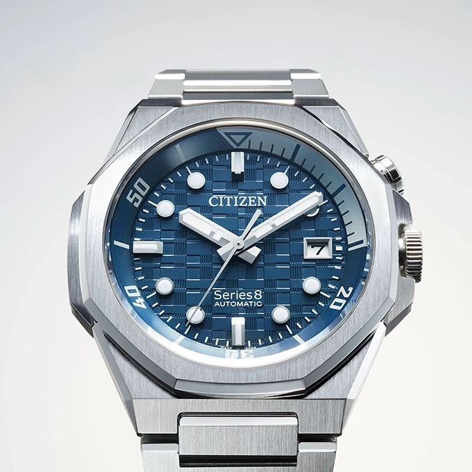 Citizen Series 8 automatisch horloge met blauwe wijzerplaat en stalen armband.