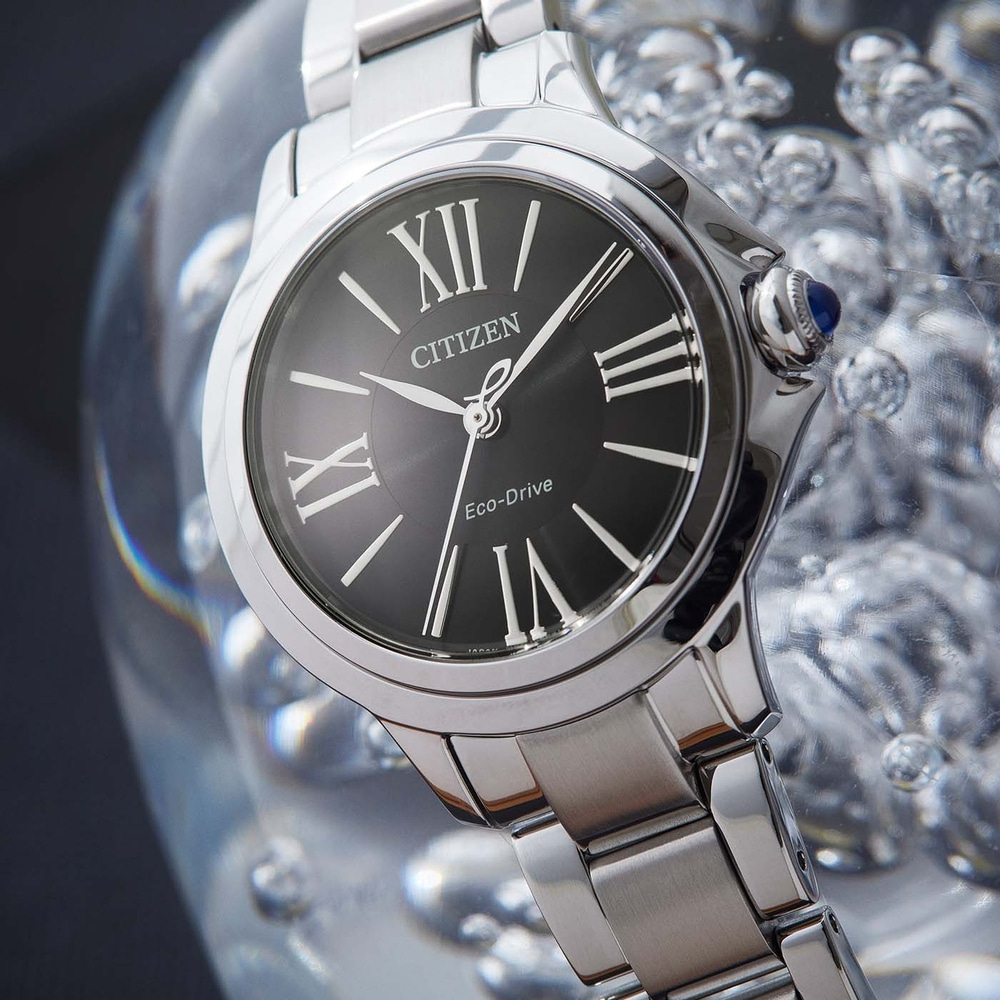 Citizen horloge met zwarte wijzerplaat en zilveren band, close-up shot.