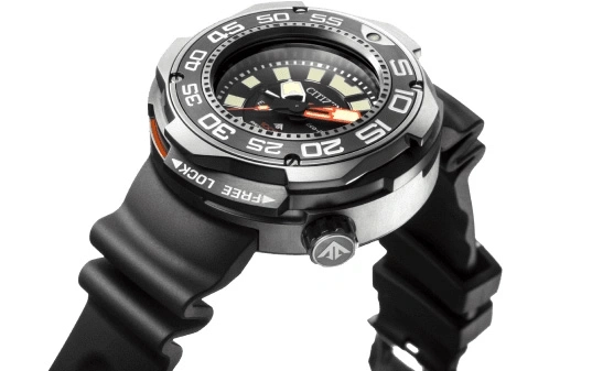 Close-up van een Citizen horloge met een zwarte rubberen band en een zilveren bezel.