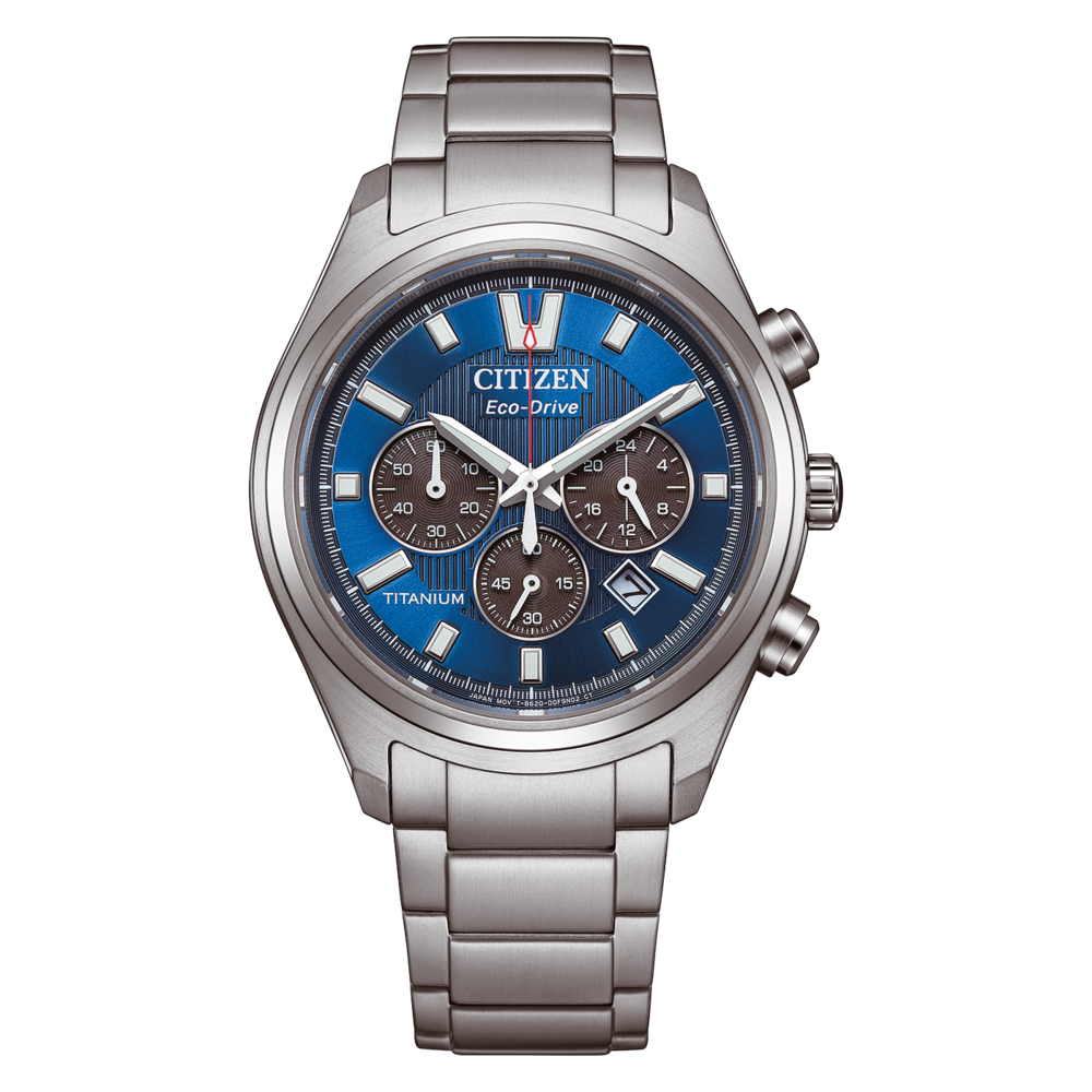 Close-up van een zilveren Citizen Eco-Drive titanium chronograaf horloge met een blauwe wijzerplaat.