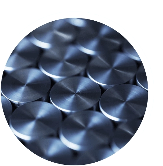 Close-up van glanzende metalen schijven, industrieel patroon, blauw