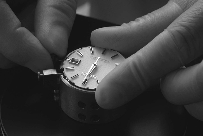 Close-up van een horloge dat door handen wordt geassembleerd, Citizen.