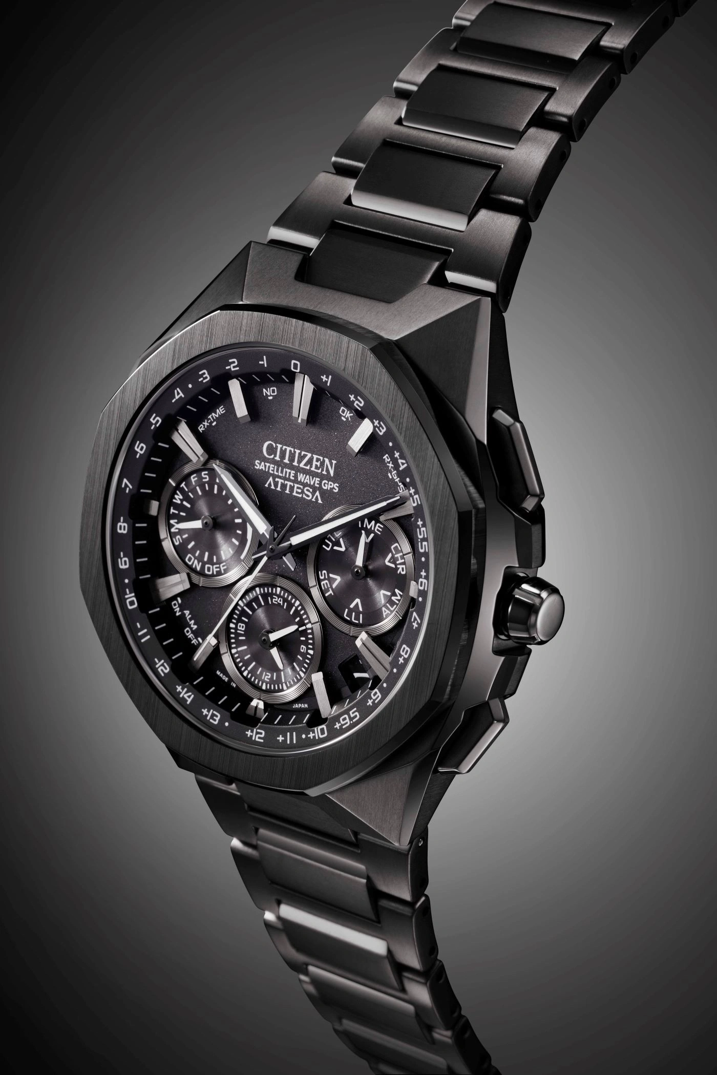 Zwart Citizen Attesa horloge met meerdere wijzerplaten en metalen band, close-up.