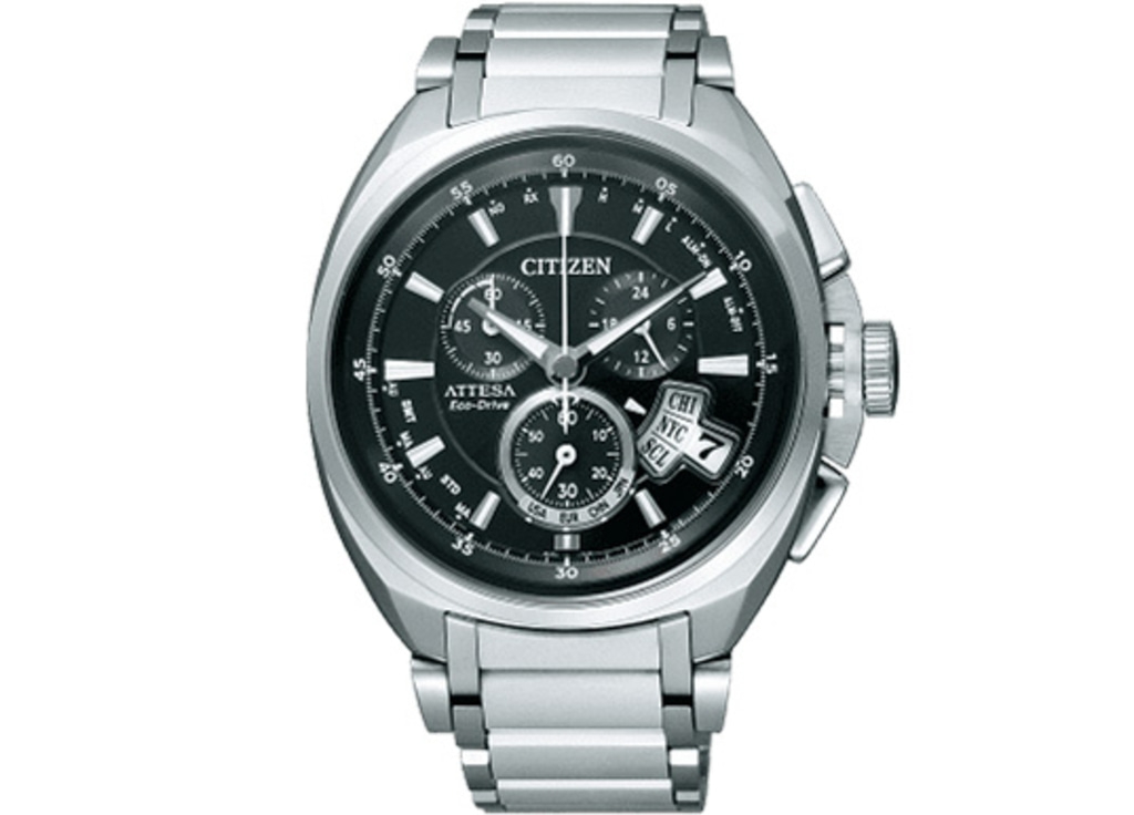 Citizen Attesa Eco-Drive horloge met zwarte wijzerplaat en zilveren armband.