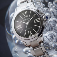 Citizen horloge met zwarte wijzerplaat en zilveren band, close-up shot.