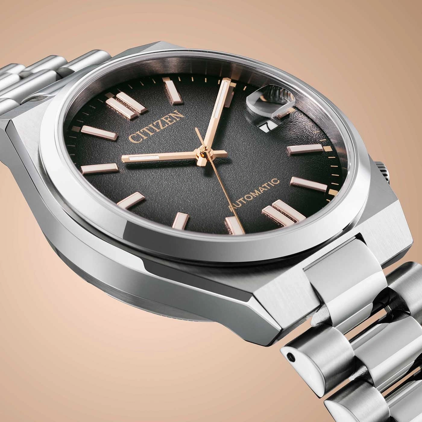 Citizen automatisch horloge met zwarte wijzerplaat en zilveren armband.
